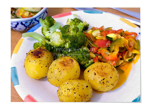 Vegetarische Hausmannskost Bratkartoffeln Brokkoli Paprika-Zucchini Gemüse mit buntem Salat